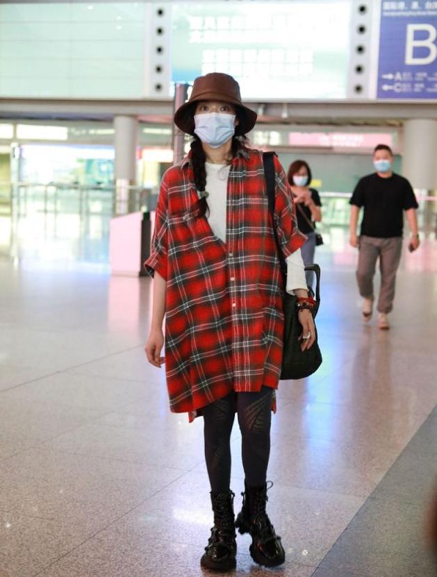 舒淇穿深v上衣穿搭,舒淇穿搭缎面西装