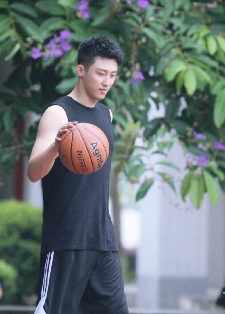 黄景瑜参加宣传黑色外套工装裤,黄景瑜休闲装照片