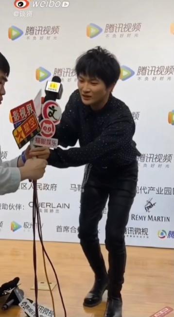 周深讲述自己第一次听到周深唱歌,周深的话筒为什么一般人不用