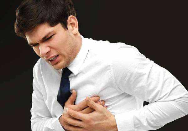 一男子喉咙痛险些丧命,左腮帮子疼警惕四种原因