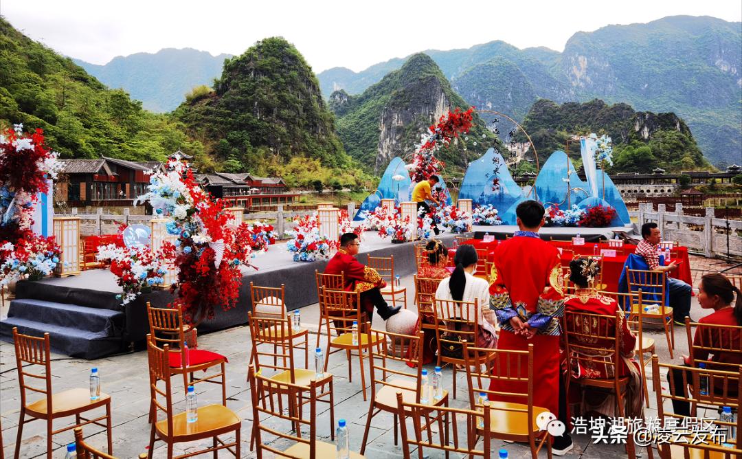 在国家4*级A**景区举行婚礼是一种怎样的体验？浩坤湖景区户外婚礼|让爱回归自然~