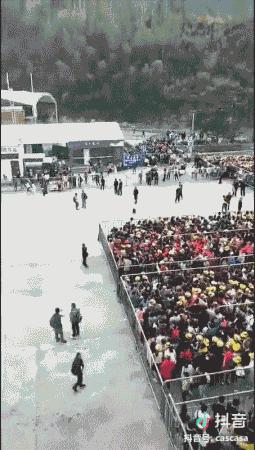 全国各地景区人挤人,各地景区游客爆满