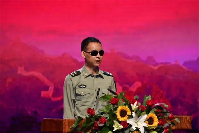 排雷英雄杜富国事迹图片,排雷英雄杜富国授勋荣誉称号仪式