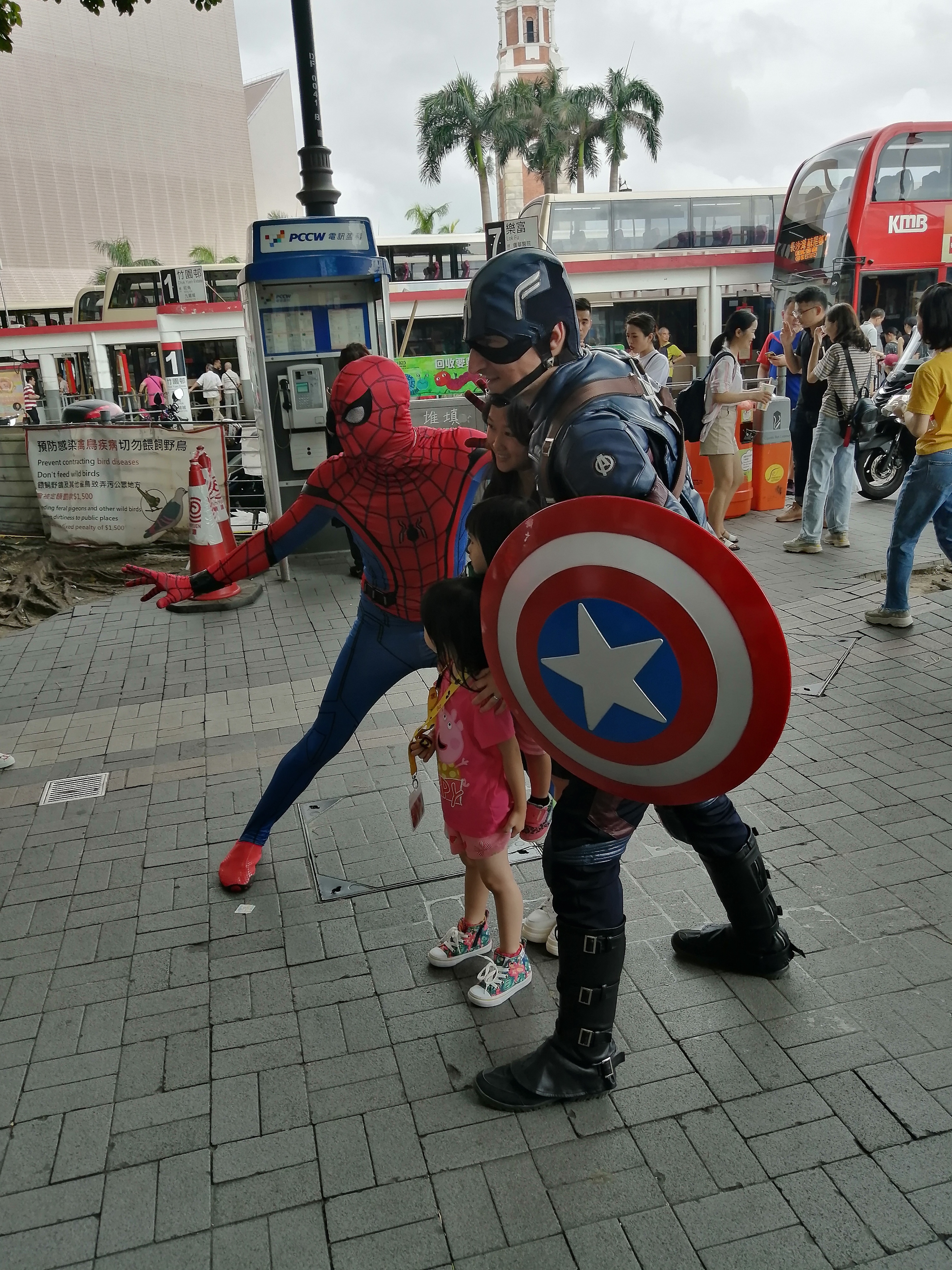 七月初香港游初印象-钓鱼的老人、性感的西方女游客、绘画的小孩