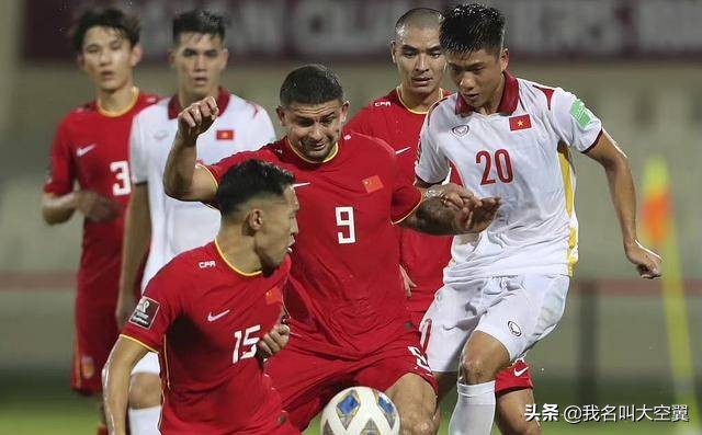 武磊国足高光时刻,中国男足vs越南武磊接受赛后采访