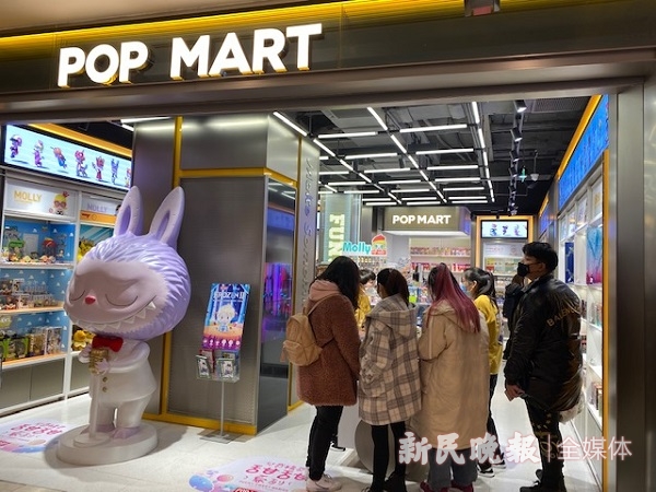 新店开张了,拎着购物袋的人多了,阿拉闹猛的上海回来了