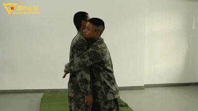 GIF|被背后抱腰怎么破？兵哥教你如何解脱并反击