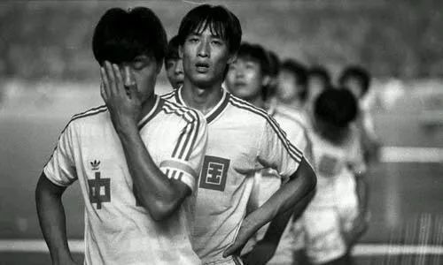 18年巴西球迷扔杂物砸大巴,前国脚曝16年前花20万能进国足