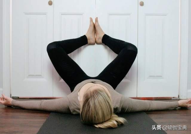 如果你的臀部感觉很紧是时候伸展一会9个简单的墙壁瑜伽伸展练习