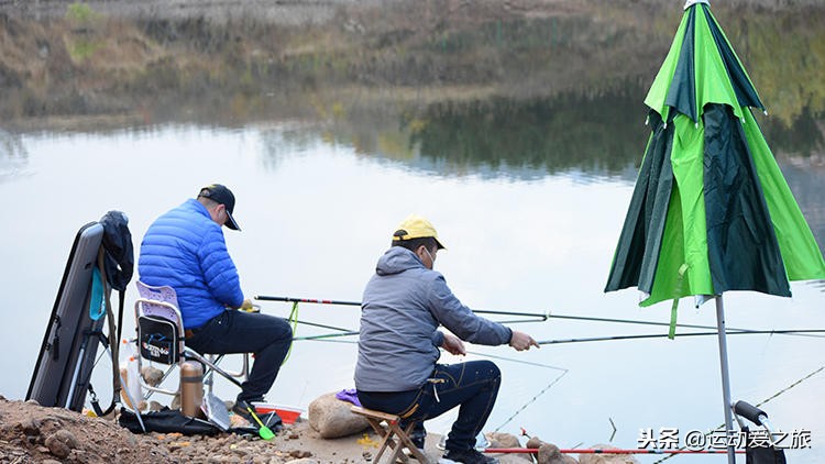 野钓鲫鱼双钩在水下的最佳状态,钓鲫鱼双钩在水底什么状态最好