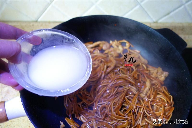 豆腐干炒肉怎么炒好吃又简单,胡萝卜芹菜豆腐干炒肉怎么做好吃