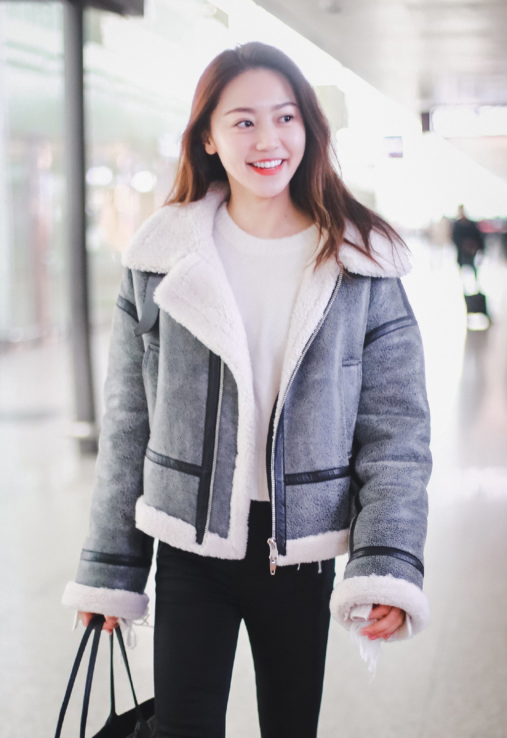 剧中她嫁老板杨幂的未婚夫，穿机车服配紧身裤，大长腿不输杨幂