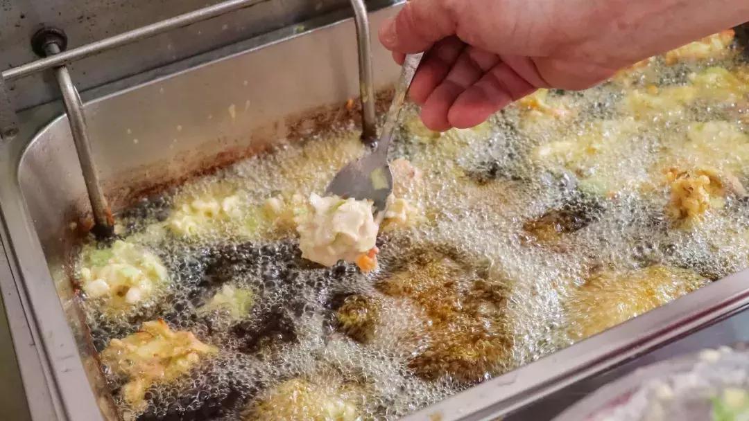 藏在厦门老社区的夫妻炸料摊，20元吃遍鲨鱼鸡腿醋肉菜丸