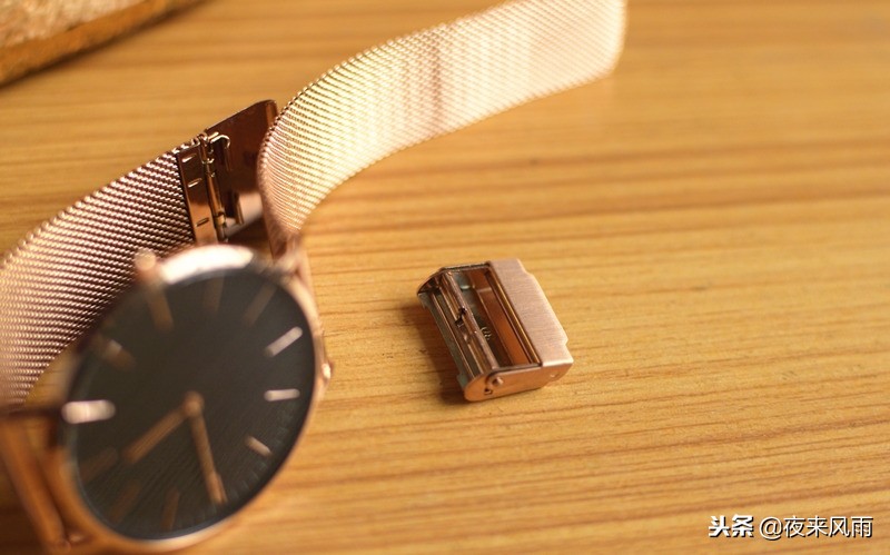 小米有品新品：原装进口机芯，轻派超薄石英表，仅售百元