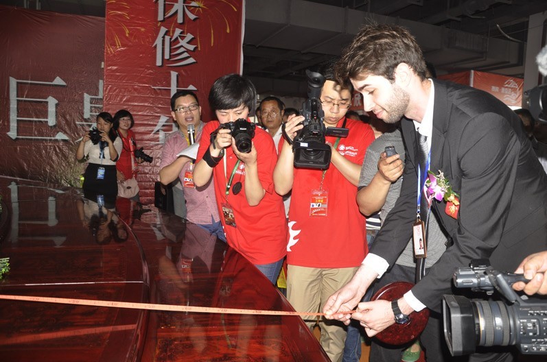 2.8米餐桌电动视频,中国最豪华的电动餐桌