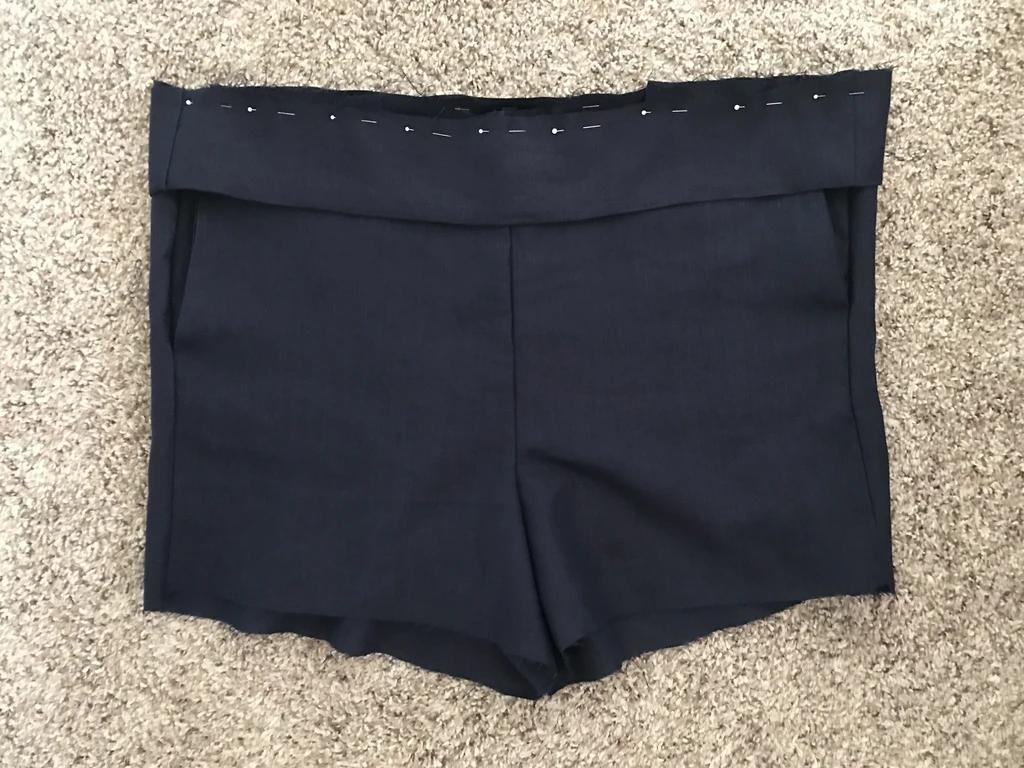 短裤一根布腰带的系法,短裤的一条裤带怎么系