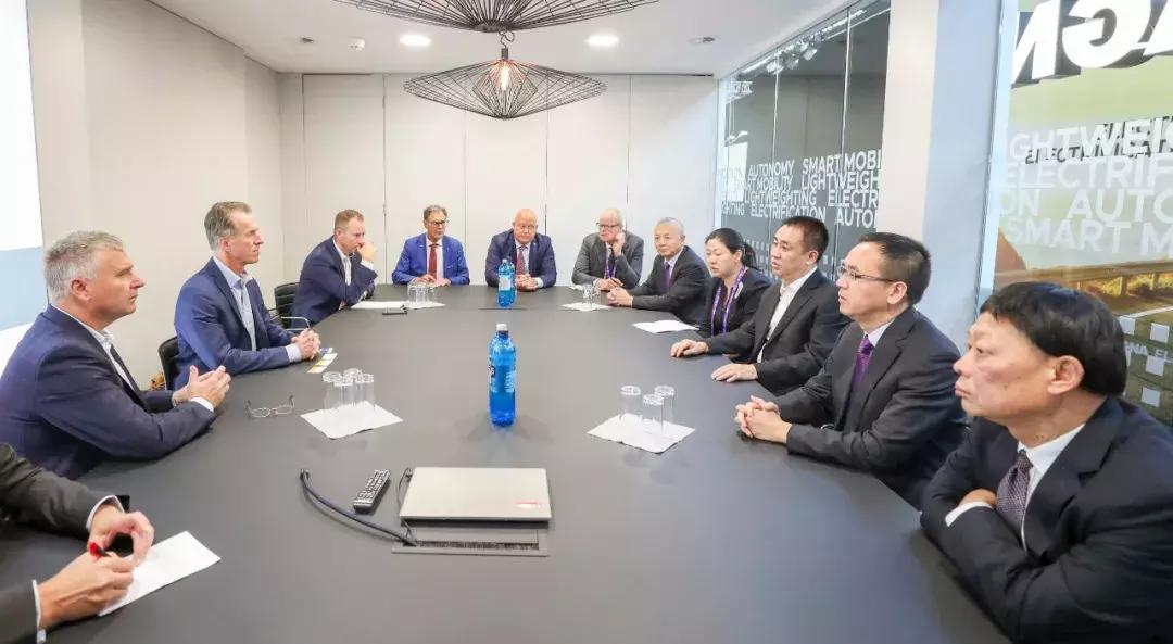 许家印奋斗三个月造车,许家印讲述造车朋友圈