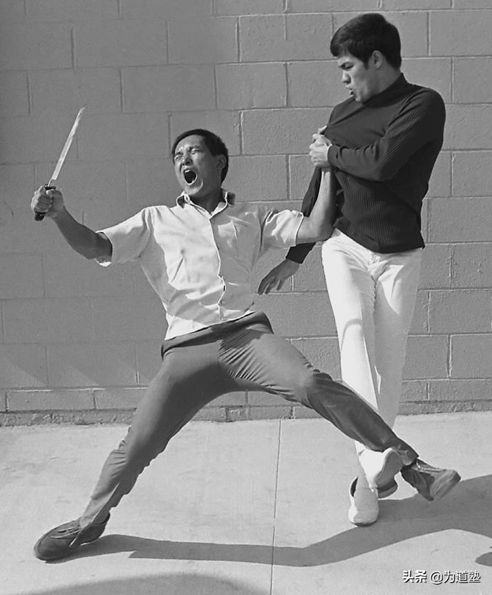 港媒实录|李小龙片场实战自卫：秒杀三名持械袭击者