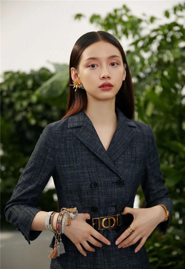 圆脸女生适合的发型有以下几种,适合圆脸女生的流行发型推荐