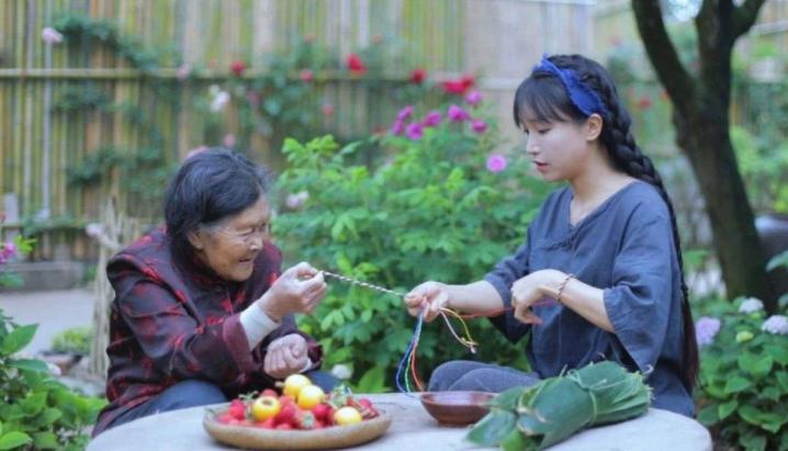 张同学与李子柒视频拍摄对比,李子柒张同学为什么会红