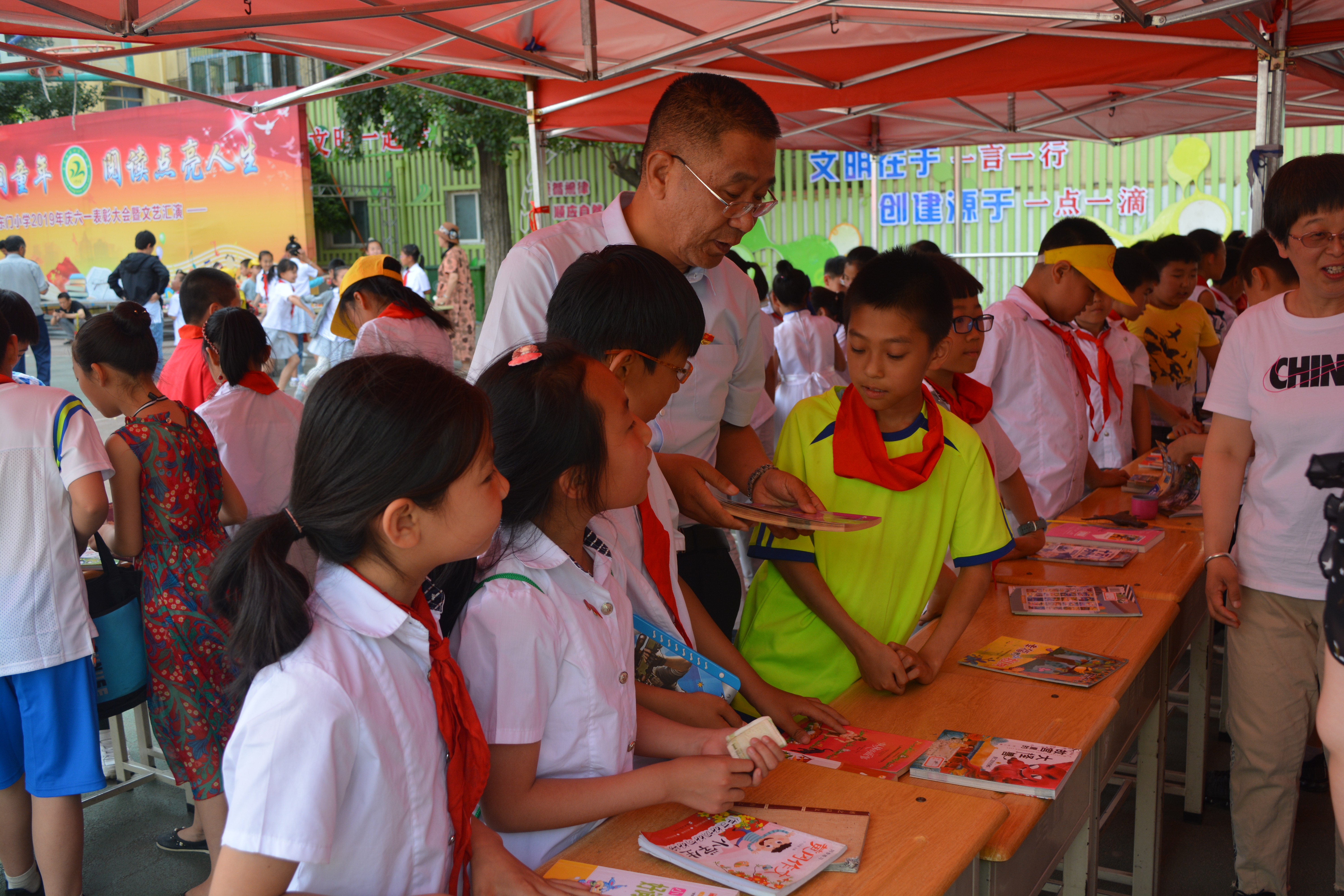 书香浸润童年阅读点亮人生幼儿园,太原解放路小学庆六一活动