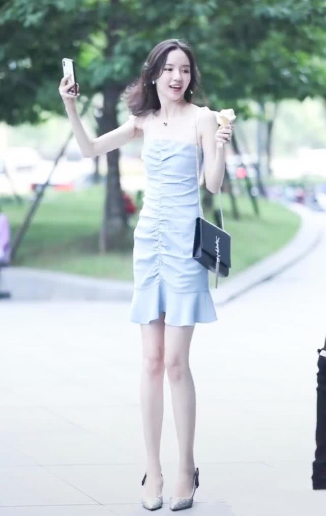 啥操作？现在穿裙子要搭“啄木鸟鞋”才好看，潮女实践后果真是