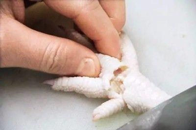 最详细鸡爪焯水剔骨教程,整鸡去骨正宗做法