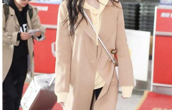 驼色大衣配驼色毛衣穿出高级感,驼色大衣搭配驼色的马丁靴