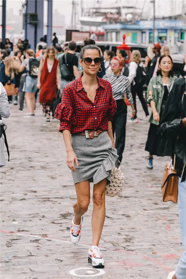 穿条背带就敢出门，侧身时让人倒吸一口气