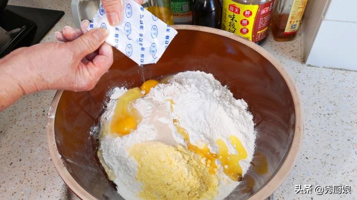 炸油条怎么加入泡打粉,炸油条放鸡蛋好还是不放鸡蛋好