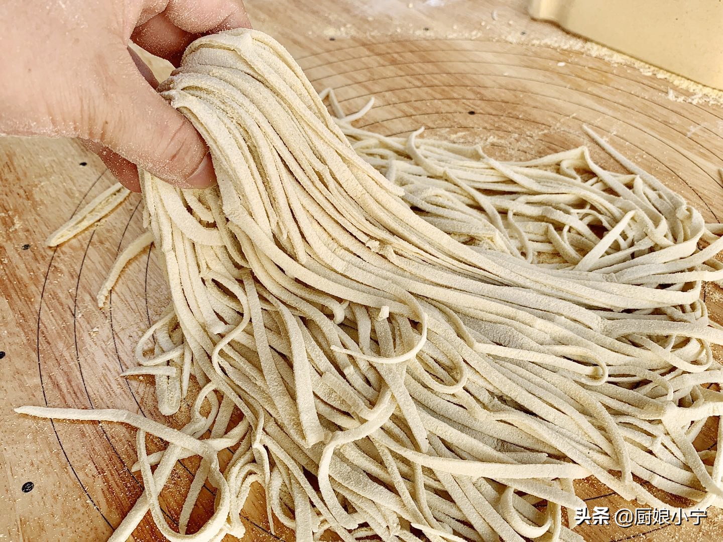 手擀面爽滑劲道有妙招，这样做不断不糟不发硬，北方老一辈做法