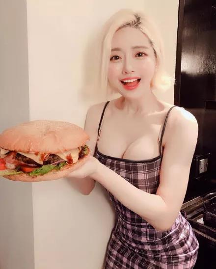 出生就很正的「母胎佳人」！还是个会打碟的球鞋收藏家