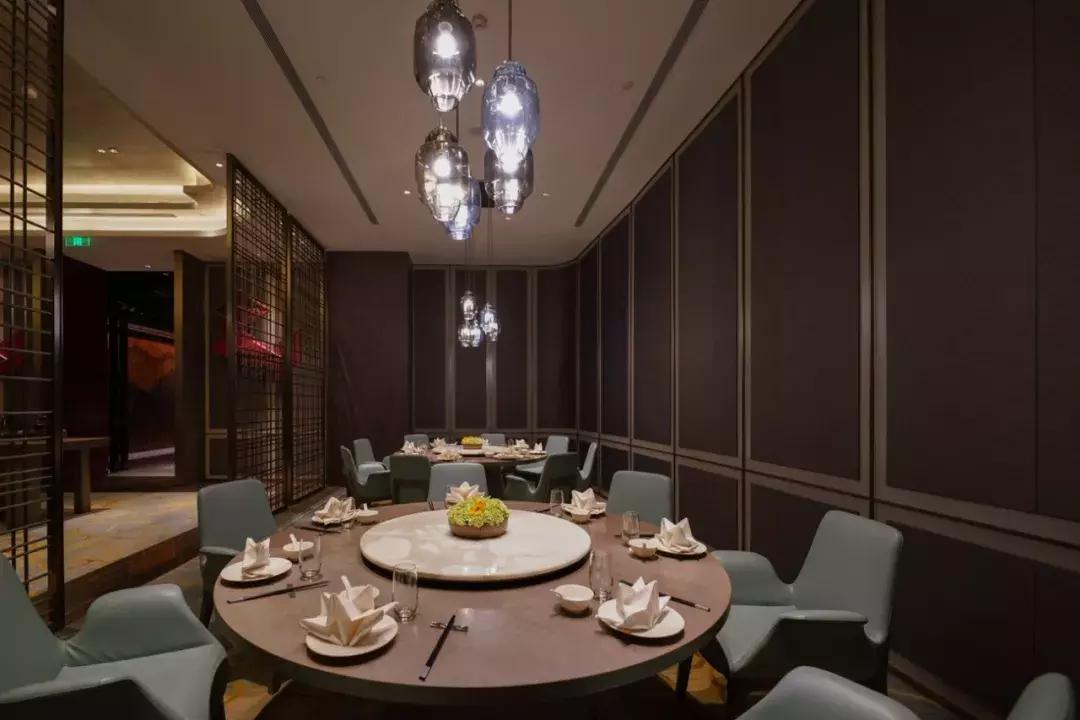 睡进这间藏身青山湖边的理想酒店，一起探寻临安城的悠居岁月~