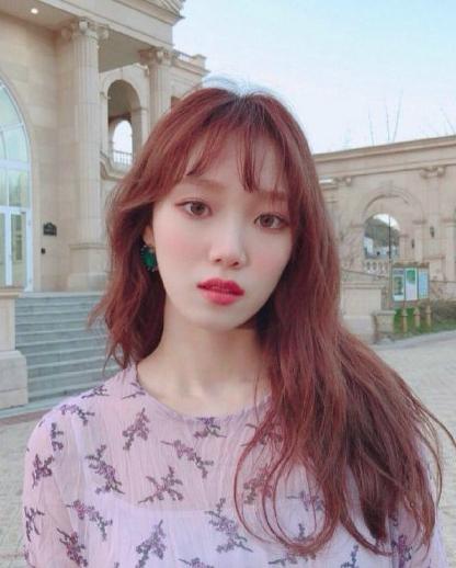 李圣经粉色衣服走秀,李圣经走秀照片