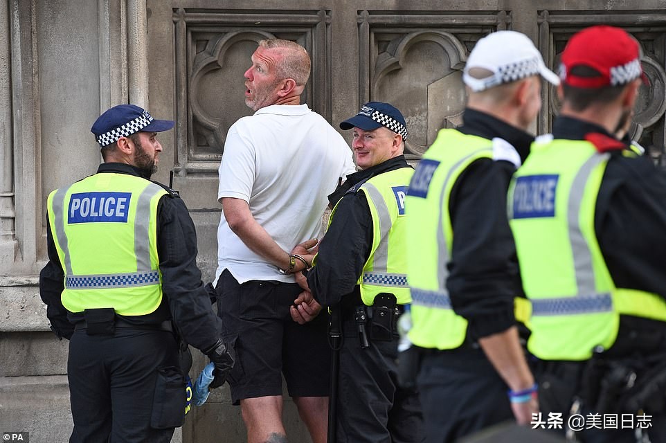 英国抗议人群与警方爆发冲突,英国白人右翼和反种族主义