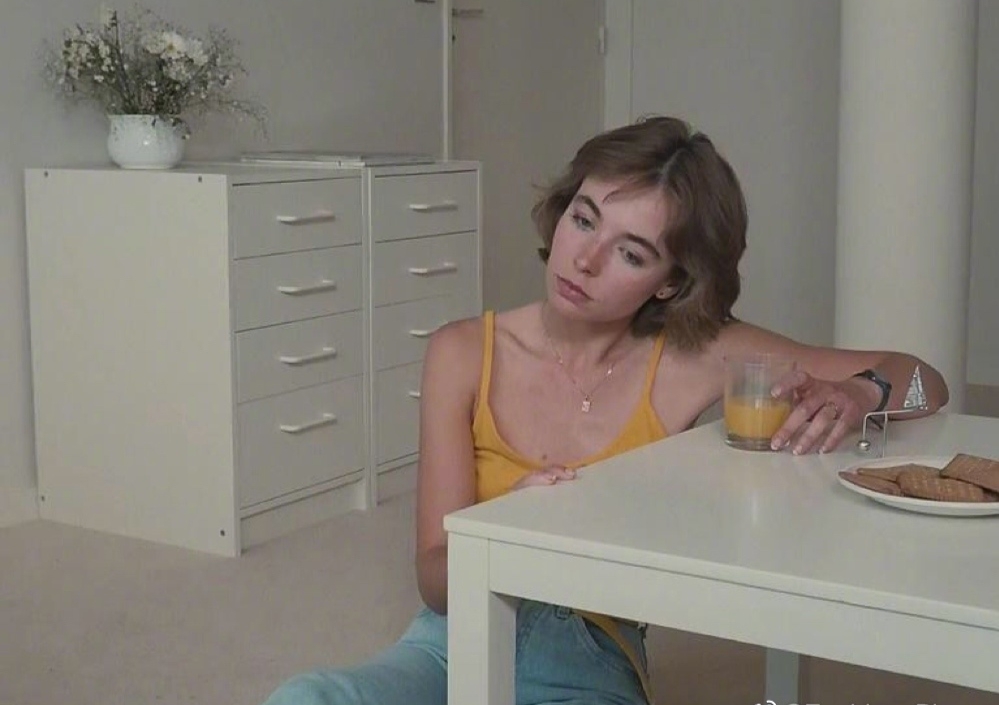 在候麦电影中寻找夏天，豆沙色上衣清纯减龄，值得借鉴