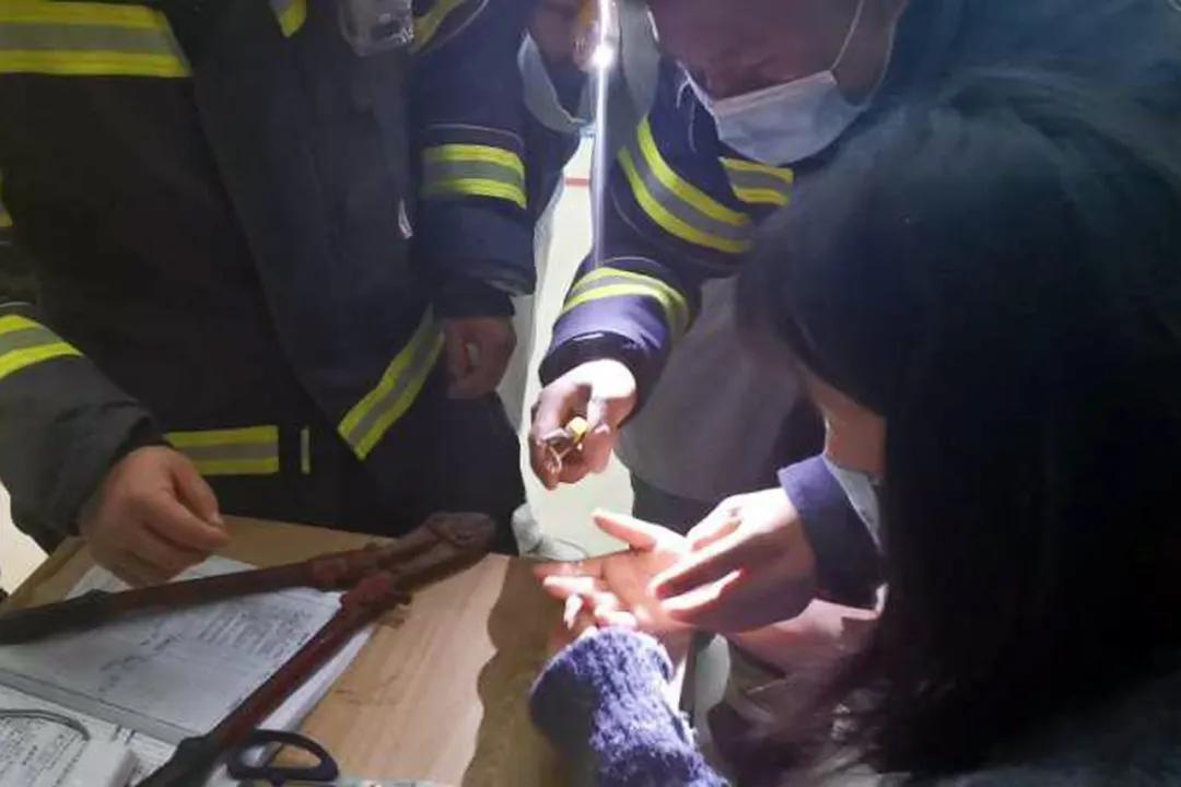 消防员执勤路上帮忙送病人,消防员在手术室做手术