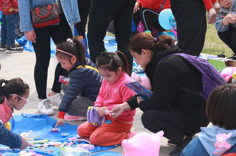 跳蚤市场热热闹闹,跳蚤市场活动