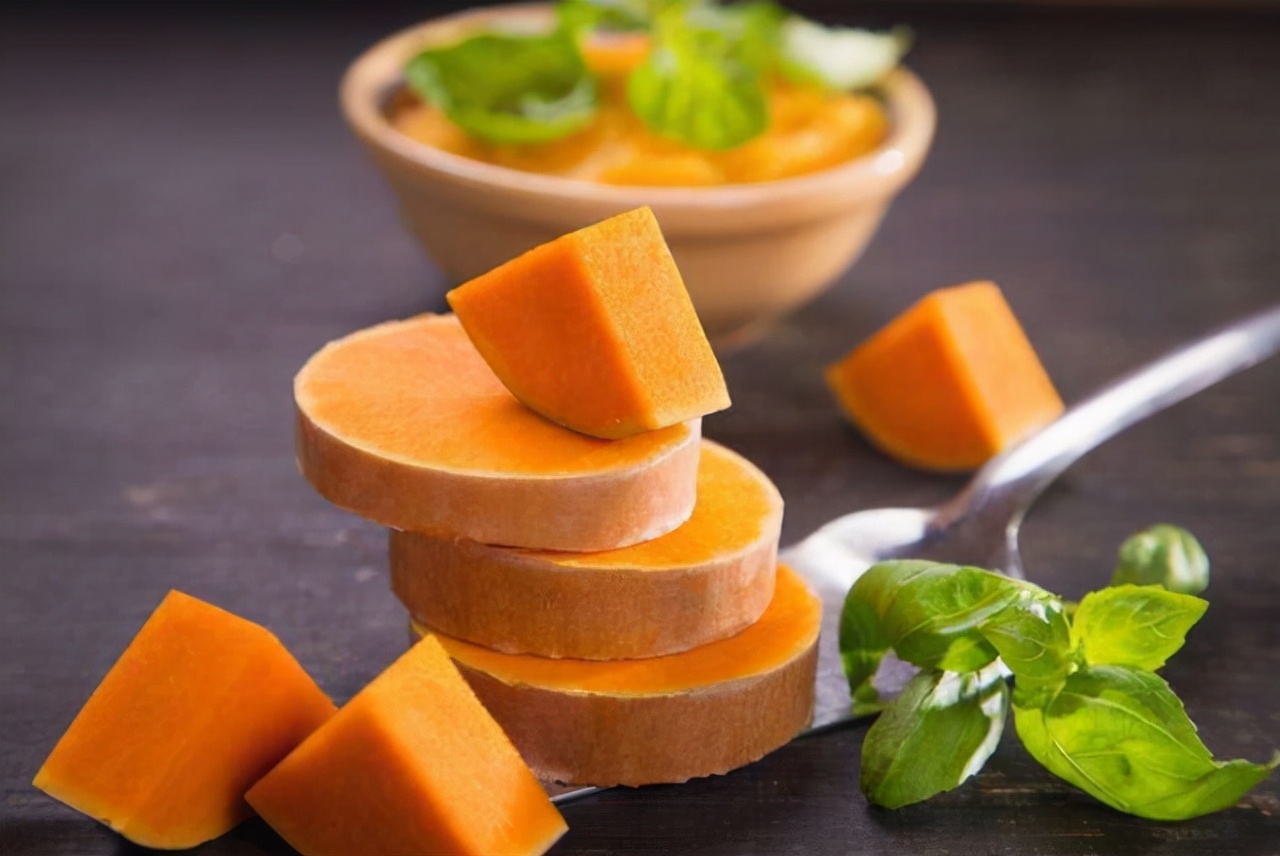 女人经常吃南瓜子的好处,每天吃多少南瓜可以防止皮肤变黄