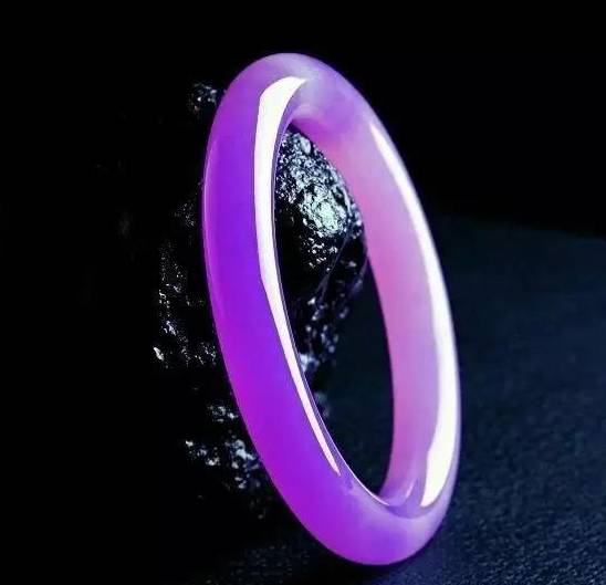 翡翠原石一刀暴涨视频,翡翠原石一刀切出20亿满色