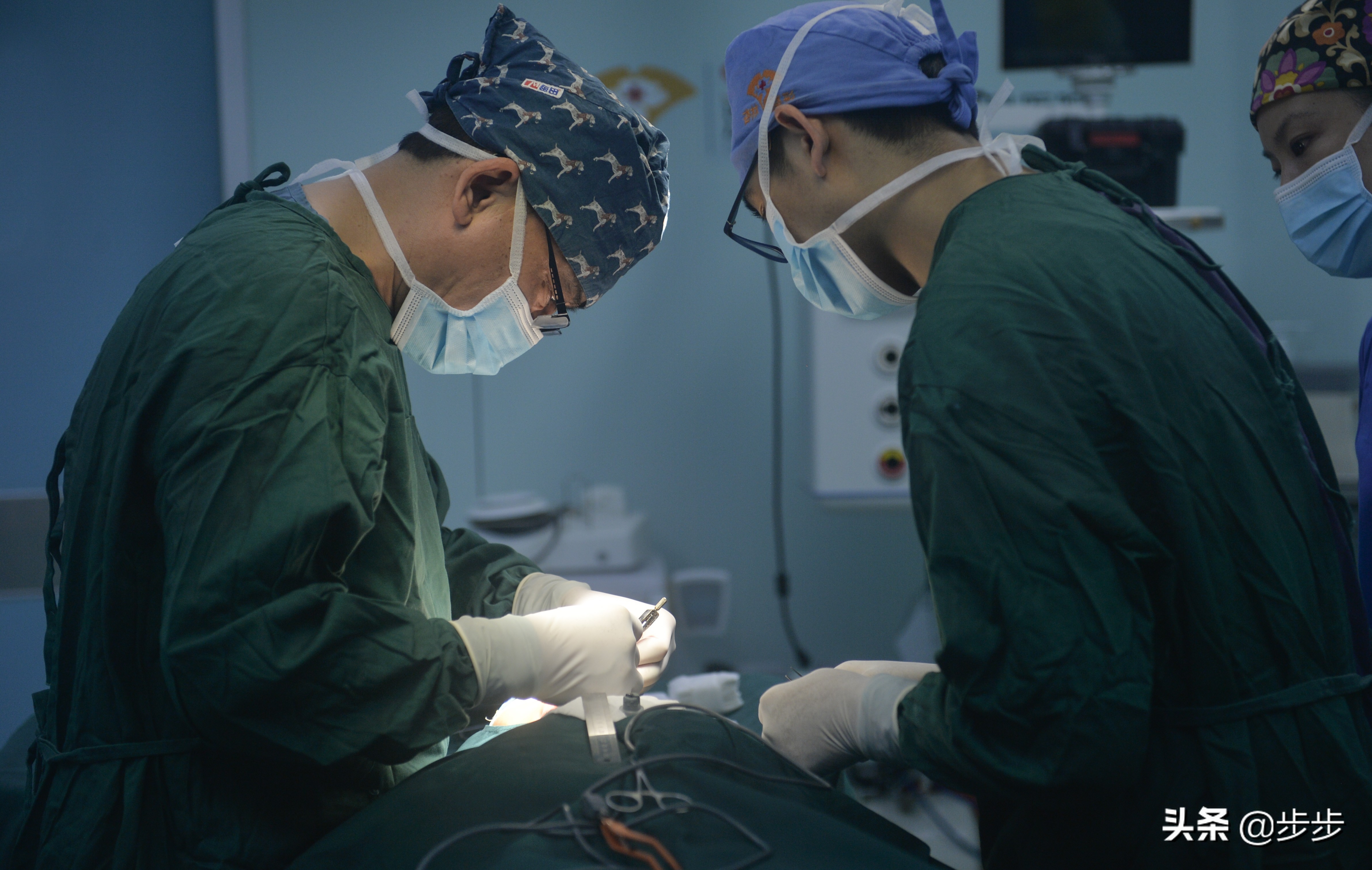 女孩因太丑出生被抛弃如今18岁“美”梦成真：用手术“改脸转运”