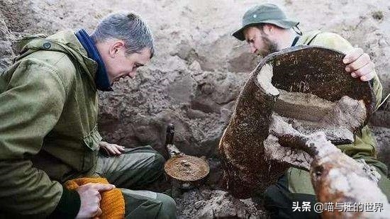 俄罗斯挖土党挖出二战装备,俄罗斯挖土党挖到军火库视频