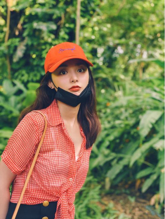 彭小苒红衣服搭配,彭小苒穿搭点评