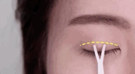 王一博和大张伟戴发带的照片,王一博耍帅大张伟