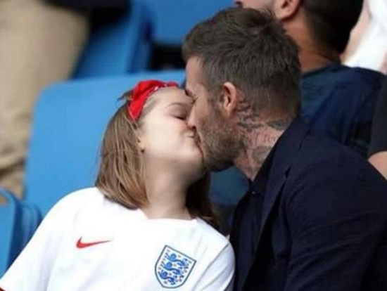 贝克汉姆与维多利亚海滩亲吻,贝克汉姆亲女儿视频