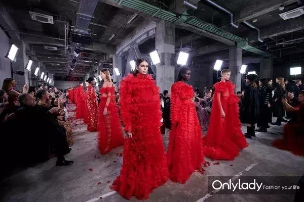 张艺兴valentino东京神图,张艺兴valentino秀场表演