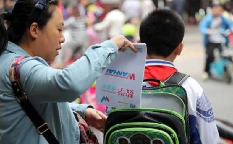 家长为什么会给孩子背书包,家长该不该帮孩子背书包