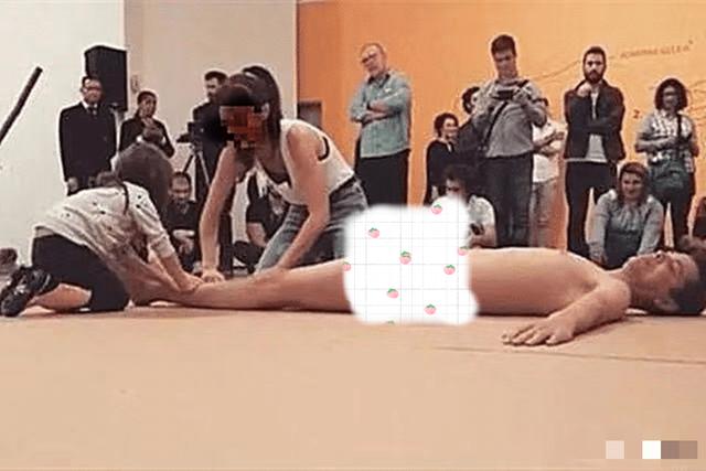 博物馆内现裸体艺术，母女行为惹路人争议，网友：性无知真可怕