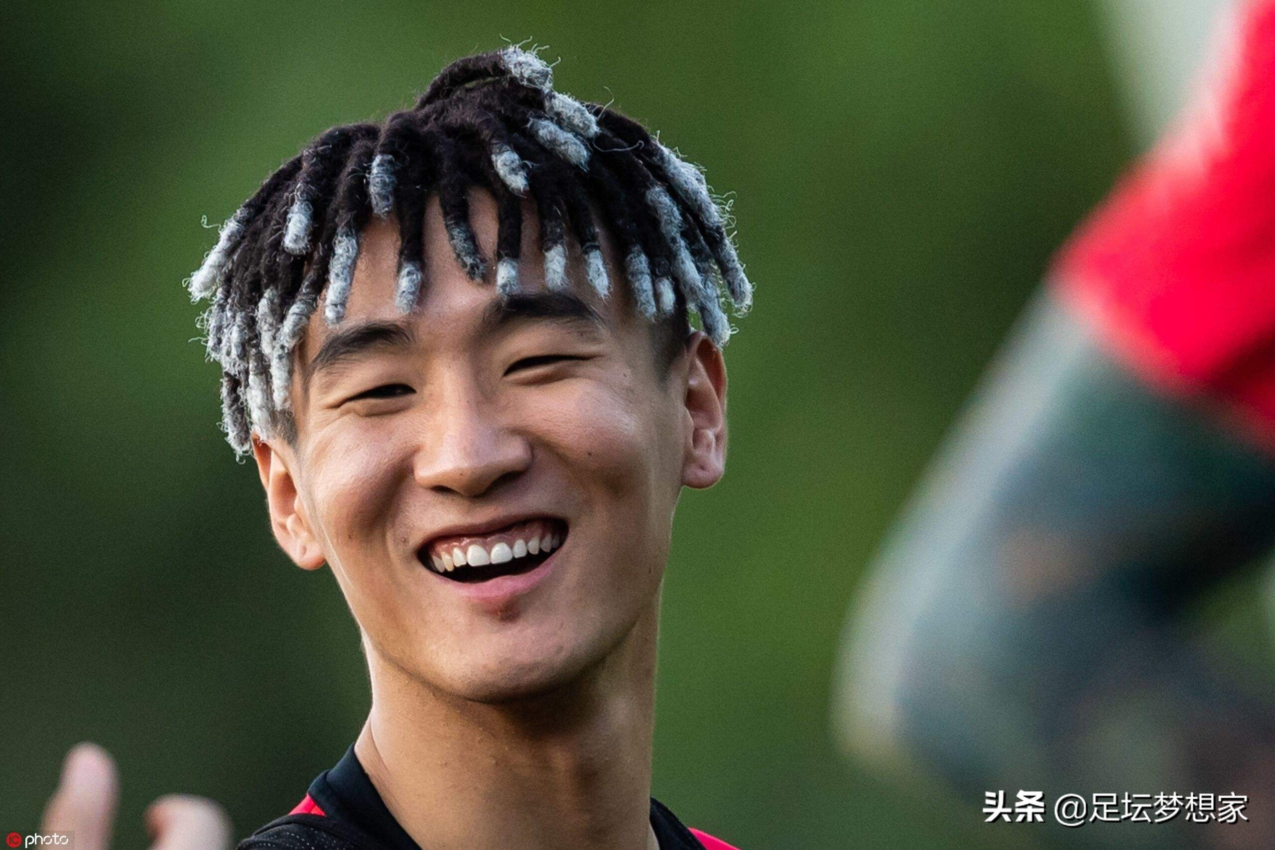 足坛历史十大球星c罗,现役足球巨星排名前十名c罗