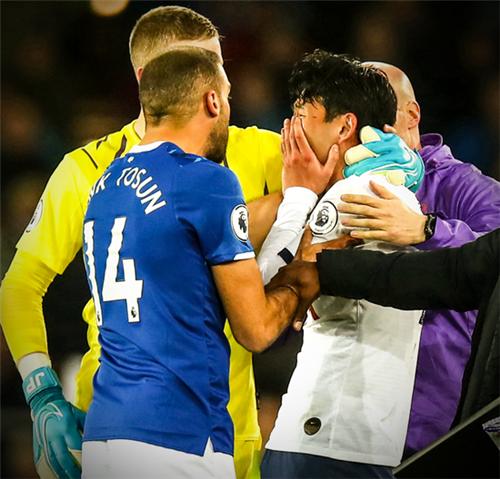 孙兴慜曼联倒地三分钟,孙兴慜在英超比赛中铲倒戈麦斯